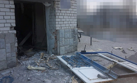 Російські окупанти атакували лікарню та цивільну автівку на Херсонщині: скинули вибухівку з дрона