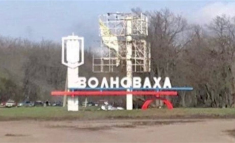 Триколор на стеллі, пошкоджений монастир та заправка для авто: новини з Волновахи 18 квітня
