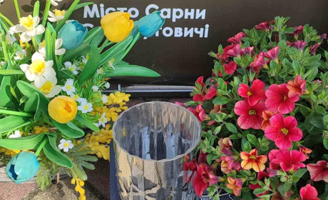 У Сарнах обікрали стелу загиблому військовому