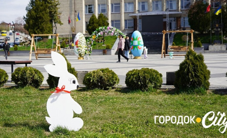 Великодній Городок. Центральну площу міста прикрасили до свят