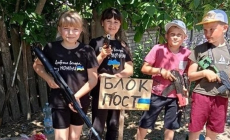 Дитячий блокпост у Лозовій збирає гроші для ЗСУ. Як до цього ставляться місцеві