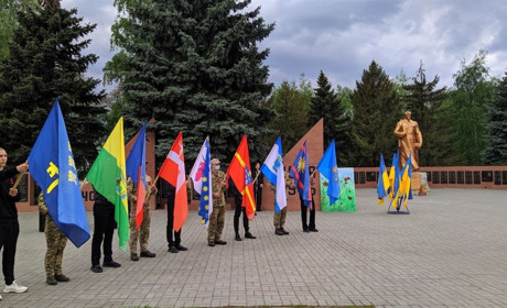 У Сватовому у День пам'яті та примирення відбувся мітинг-реквієм: як це було