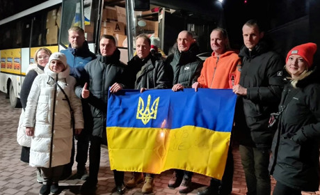 Прибули шість шкільних автобусів, подаровані Латвійською Республікою. Один - прямує до Ніжина