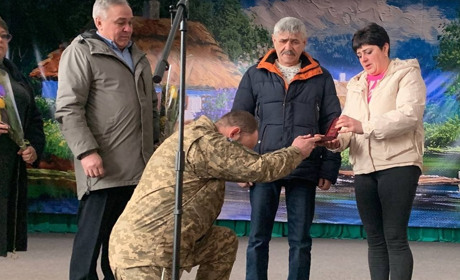 Батьку та сестрі Героя Романа Довгиша з Поліг-Яненок вручили його посмертний орден "За мужність"