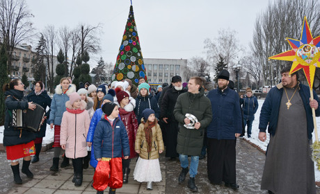 На головній площі міста - різдвяні піснеспіви 