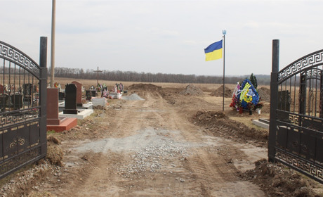 Алея слави та нові доріжки. У Городку впорядковують місцеве кладовище