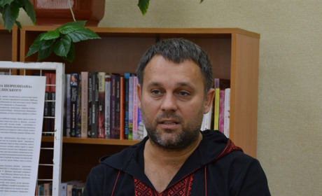 До Сватового завітав мандрівник Руслан Теліпський: він вивчає пам’ятники Шевченку по всьому світу