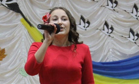 Дівчина з Писарівки заспівала у віртуальному хорі: як вона це зробила