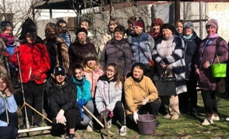 Ходить гарбуз по городу, питається свого роду біля дитсадка «Золота рибка» в Чорткові