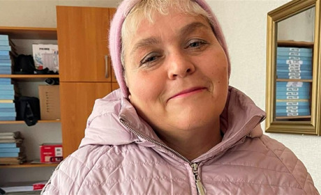 Жінка з села на Корюківщині, якій ворог розбив будинок, шукає роботу й пише життєві оповідання