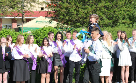 У Старокостянтинівській гімназії пролунав останній дзвоник