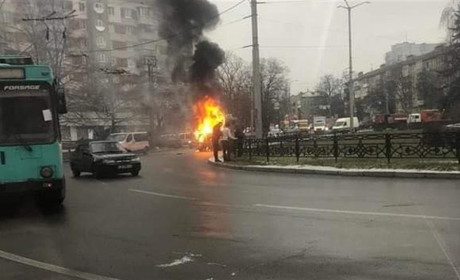 У Чернігові горить маршрутка. Доповнюється