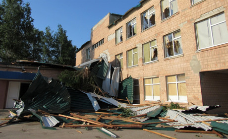 Наслідки урагану у Сватовому: пошкоджений газопровід, у школі залило дощем підлогу та зірвало дах