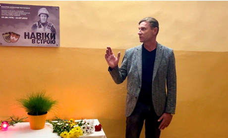 Навіки в строю: у Мирному в ліцеї відкрили меморіальні дошки загиблим воїнам, які були учнями школи