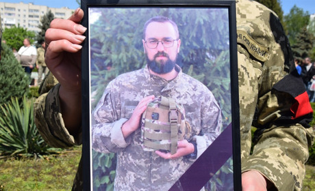 Став небесним янголом: у Нетішині попрощалися з 27-річним Героєм Євгенієм Брижуком