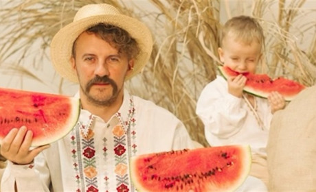 Євген Клопотенко з кавуном перевтілився у вусаня з викраденої окупантами у Херсоні картини