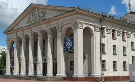 Центр вакцинації з Молодіжного центру переїде в драмтеатр