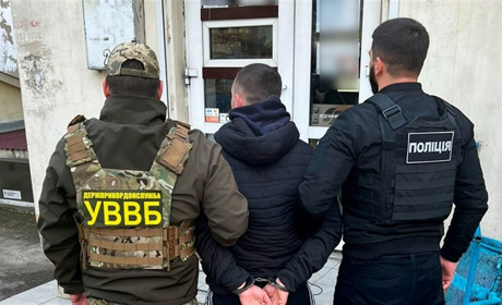 Спіймали на гарячому: на Одещині прикордонники викрили наркодилера (ФОТО, ВІДЕО)