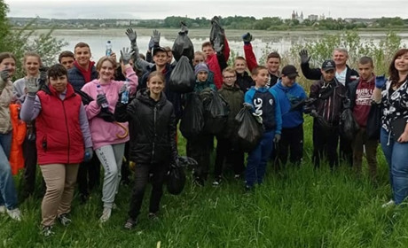 Учні шкіл, в рамках проекту "Ми відповідальні" прибрали парк, гору Бони Сфорци, лісосмуги тощо