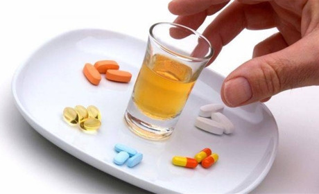 Препарати, несумісні з алкоголем — чому це важливо