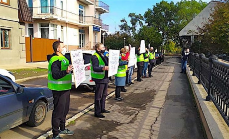 Автопробеги бывают разными: в Измаиле протестно сигналили под зданием УДП (видео)