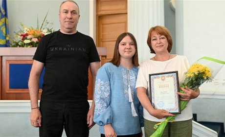 У Черкаській обласній військовій адміністрації нагородили юних науковців зі Сміли та їх наставників