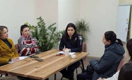 У просторі Вільна поліцейська та психологиня говорили з жінками про домашнє насильство