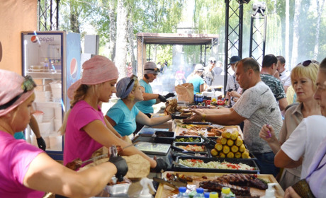 Гурково й шашликово відсвяткувала Корюківка свій 364-й день народження