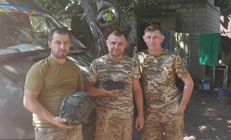 Працівники Іванівської селищної ради передали захисникам кевларові шоломи зі спорядженням