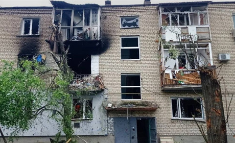 Нова Каховка під обстрілами: уламки сипалися на місто, рашисти збивали дрони автоматами