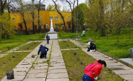 У Каховці окупанти провели суботник