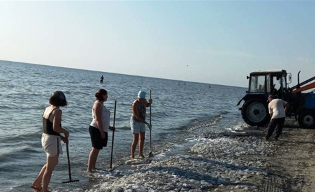 У Генічеській гірці спільними зусиллями збирали медуз на пляжі