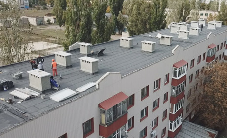 У Покровську капітально ремонтують крівлі багатоповерхівок