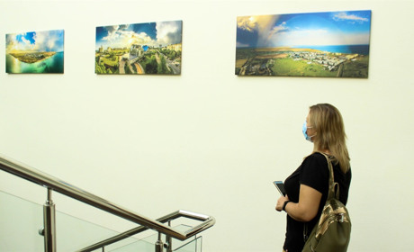 У міській раді Южного з’явилися світлини місцевого фотографа