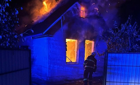 На Київщині загорівся будинок, уламки БпЛА пошкодили цвинтар: наслідки атаки в ніч на 30 вересня