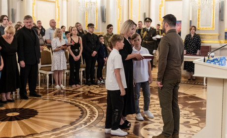 Президент вручив рідним загиблого Дениса Ріхтера зі Славути його орден «Золота Зірка»