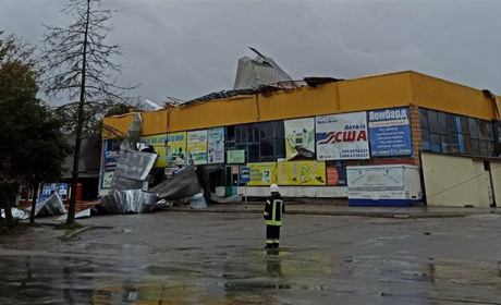 В Барі негода розкрила дах автовокзалу та повалила дерева: фото