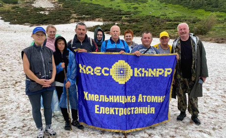 Пенсіонери Хмельницької АЕС підкорили найвищу вершину України
