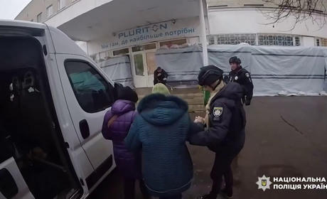 «Білі янголи» евакуювали матір і доньку з прикордонної Білопільщини