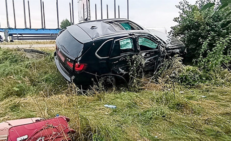 На Костопільщині BMW зіткнулося з двома вантажівками: постраждали троє дівчат із Сарненського району