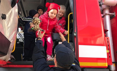 У рамках Тижня знань безпеки життєдіяльності рятувальники розповідають про свою професію школярам