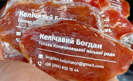 Очільник Копичинецької громади виготовив оригінальні візитівки... з м'яса (фотофакт)