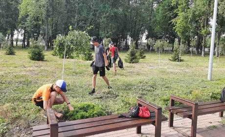Заробити на канікулах: 30 юнаків і дівчат Покровська задіяні у громадських роботах 