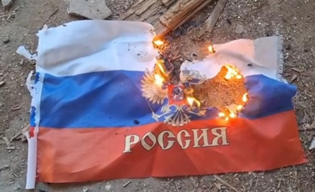 У Новій Каховці активісти спалили триколор загарбників