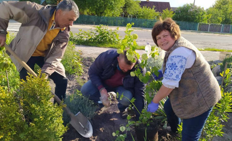 Вдома все позасаджувала квітами  та екзотичними деревами, а віднедавна взялася ще й за село