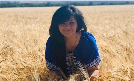 Вчителька з Добропілля займається розписом по тканині та донатить на ЗСУ: історія жінки