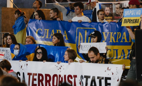 Ми не повинні мовчати: українці за кордоном вийшли на акції протесту проти масових обстрілів