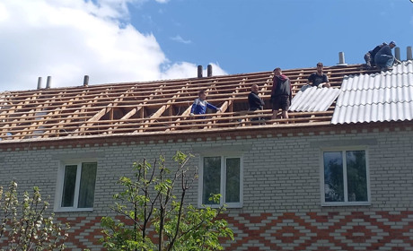 Постраждалі від ракетного вибуху будинки у Білопіллі вже придатні для житла, крім одного