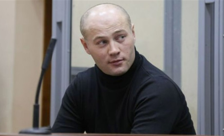 Грабував, викрадав, катував, ґвалтував: поліцая з Нової Каховки заочно засудили на 15 років