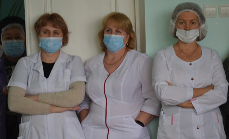 Чому медики невчасно отримують зарплату, а пацієнти лікуються за власний кошт? Скандал у лікарні